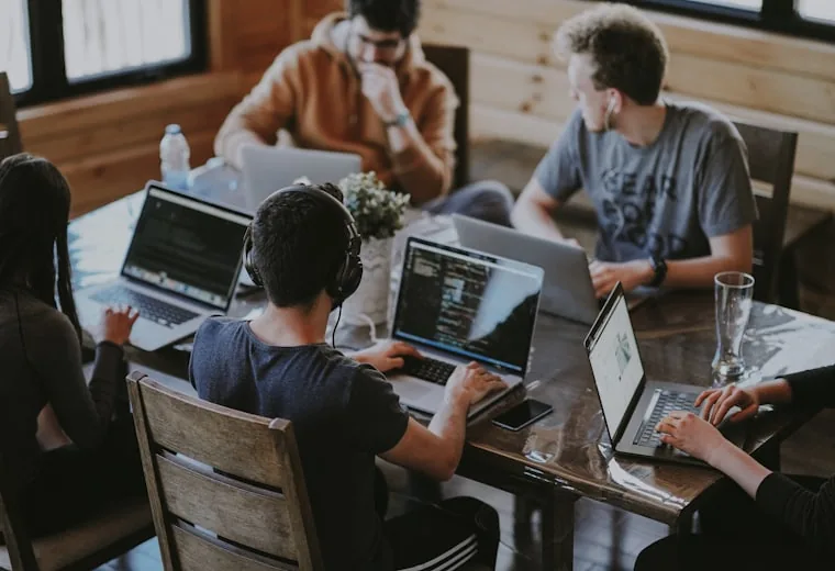 Người thật tiếp nhận,